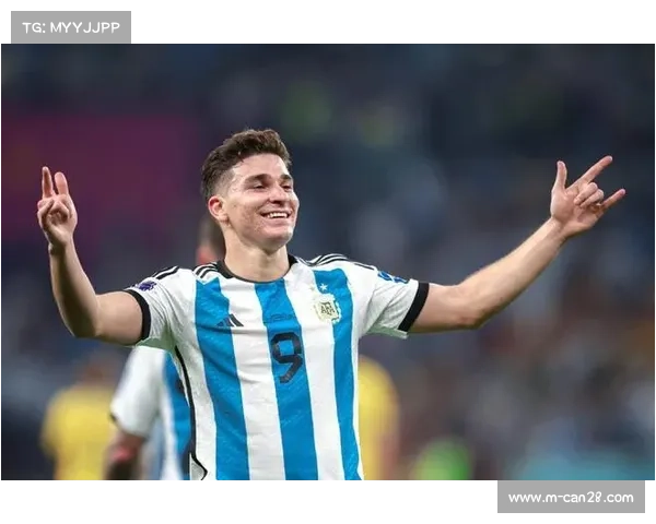 阿尔瓦雷斯晒与儿子庆祝进球照片：未来战士