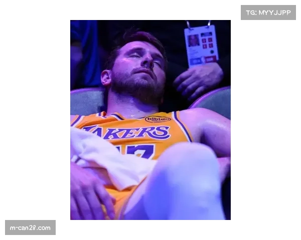 特写：东契奇在领到个人第五次犯规后被换下时的沮丧神情